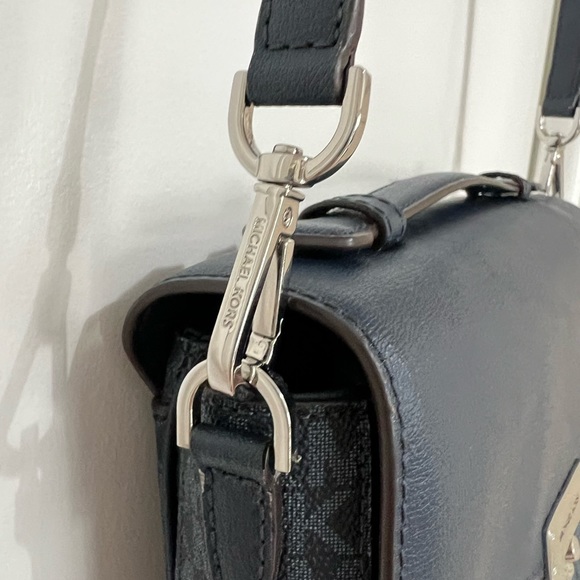 Michalel Kors Model Number 35S1SXOM2B / ROSE MESSENGER - Picture 9 of 15